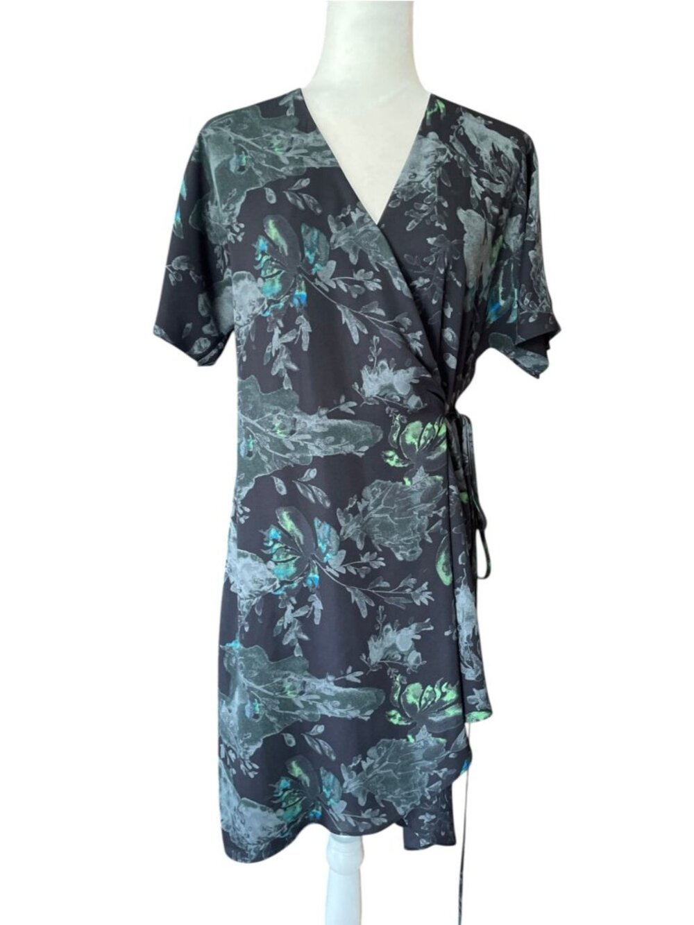 Aritzia Babaton Wallace Wrap Dress SZ M Short Sleeve V-Neck Lined Floral Blue